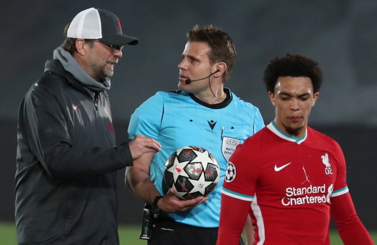 记者：上海申花5名外援以及谢鹏飞和戴伟浚随队出征亚冠客场