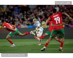 棋牌高阶：解析“二七王”中的主副转化逻辑——极具变化的策略平衡点。（高阶棋牌解析：“二七王”主副牌转换机制与多变策略的平衡点）